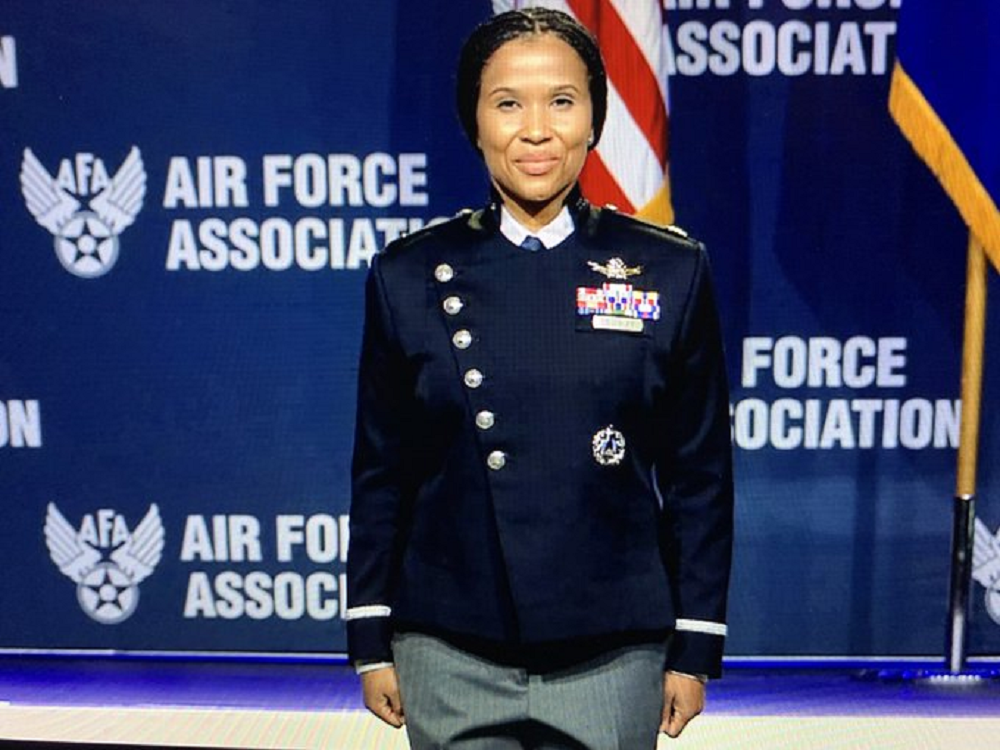 美国太空军新制服因与科幻片中的制服相似被嘲