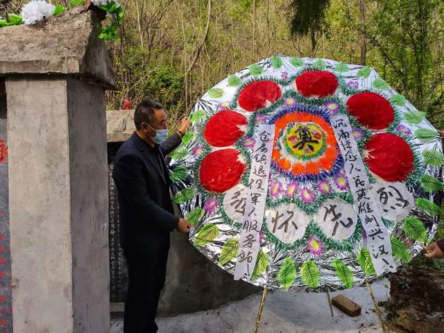 淅川縣倉房鎮 清明前掃祭劉興漢烈士墓 退役軍人疫情防控崗創一流