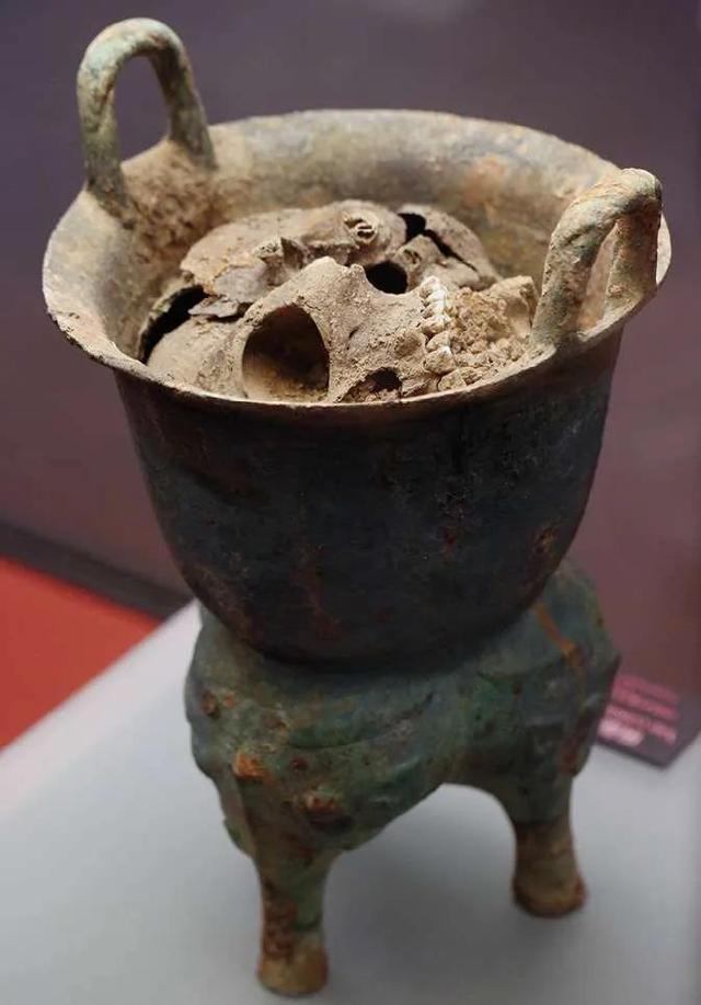 带人头的单体甗:殷墟青铜蒸饭器里的古少女,她究竟经历了什么?