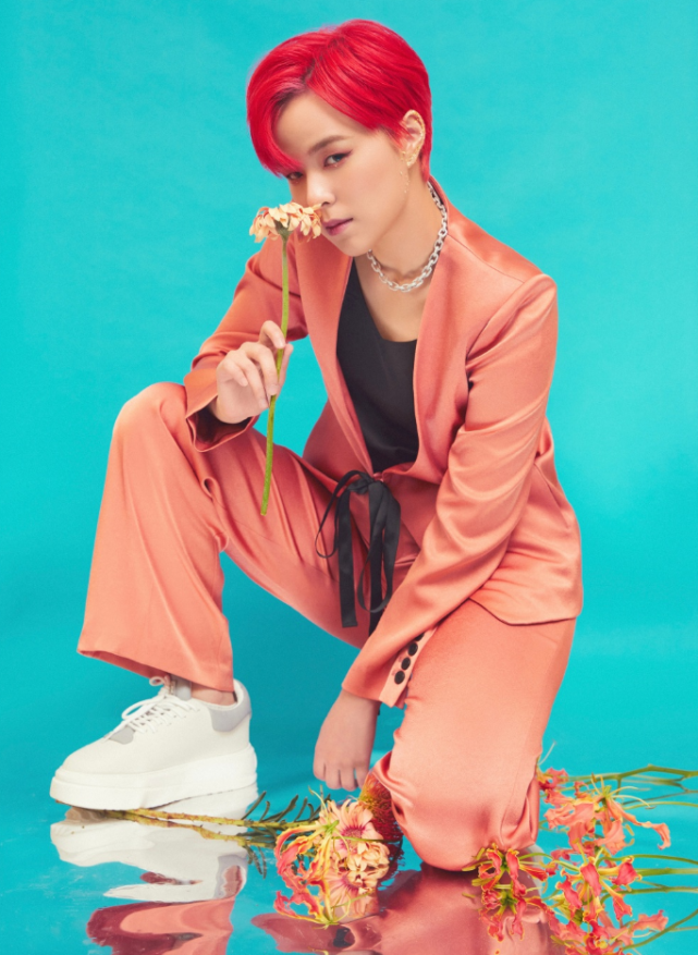 火箭少女解散一年,杨芸晴形象大变,红发造型酷帅吸睛