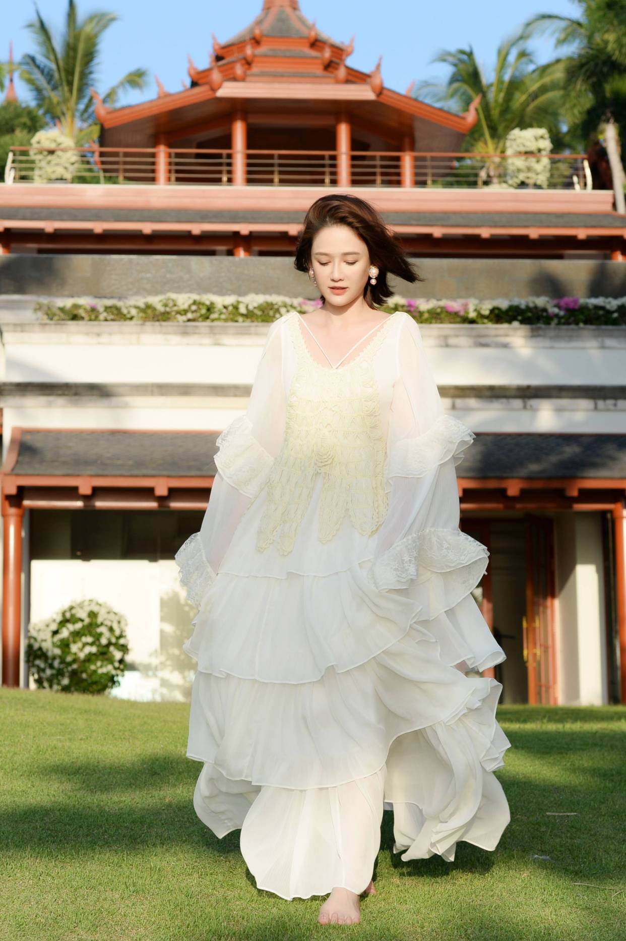 陈乔恩真洋气,穿白色"蛋糕裙"青春显瘦,41岁穿搭减龄还时髦