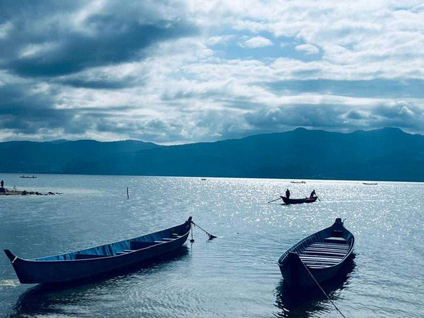 这篇文章介绍了抚仙湖的美景和人文历史.
