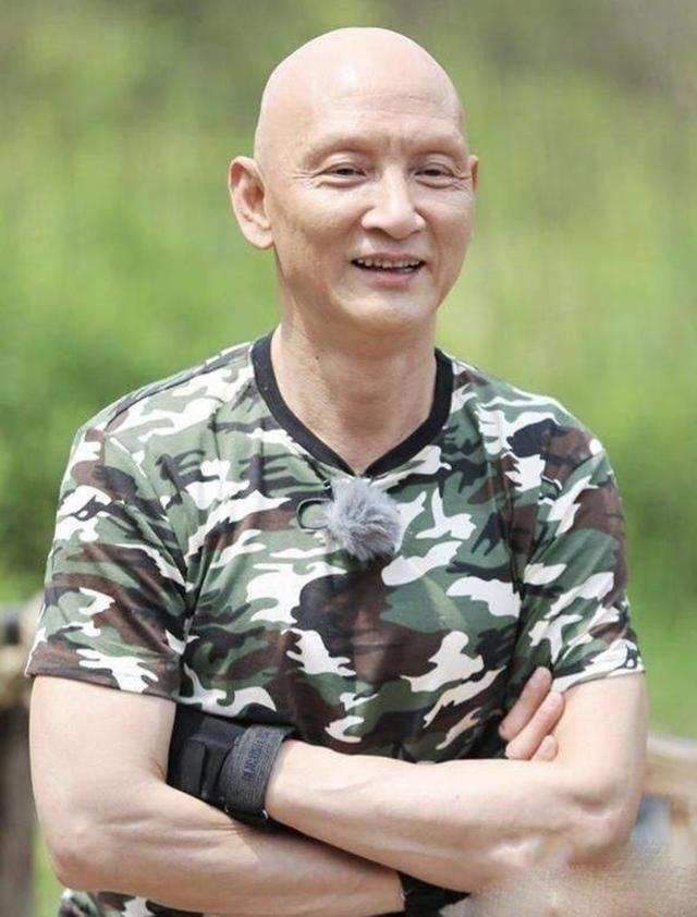 61岁杜玉明被拍与女子聚会,晚上一起回酒店,女方还上手拉其手臂