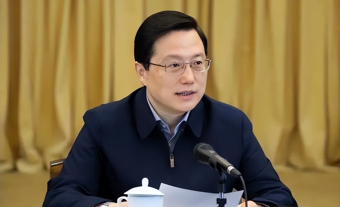 52岁"诸葛宇杰"走红,工作履历很丰富,"毕业院校"也不一般