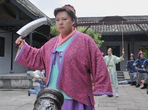 民间故事:房间里多一扫帚和簸箕,悍妇疑丈夫有染,将其告进监狱