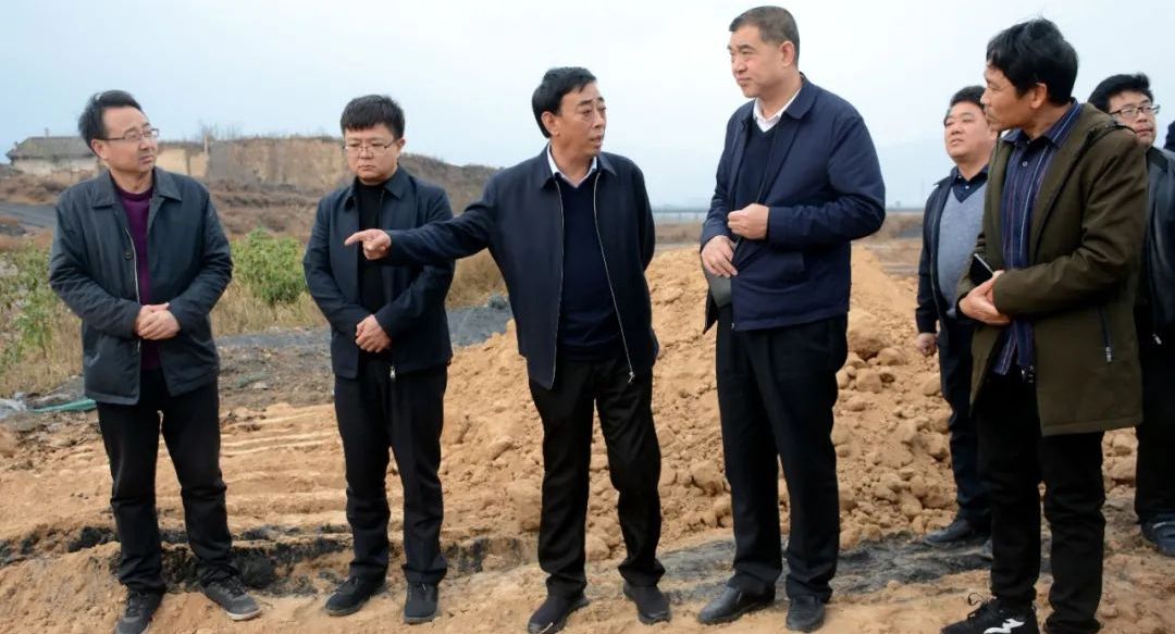 河津副市长王高红在僧楼艳掌沟针对网络媒体反映问题现场办公