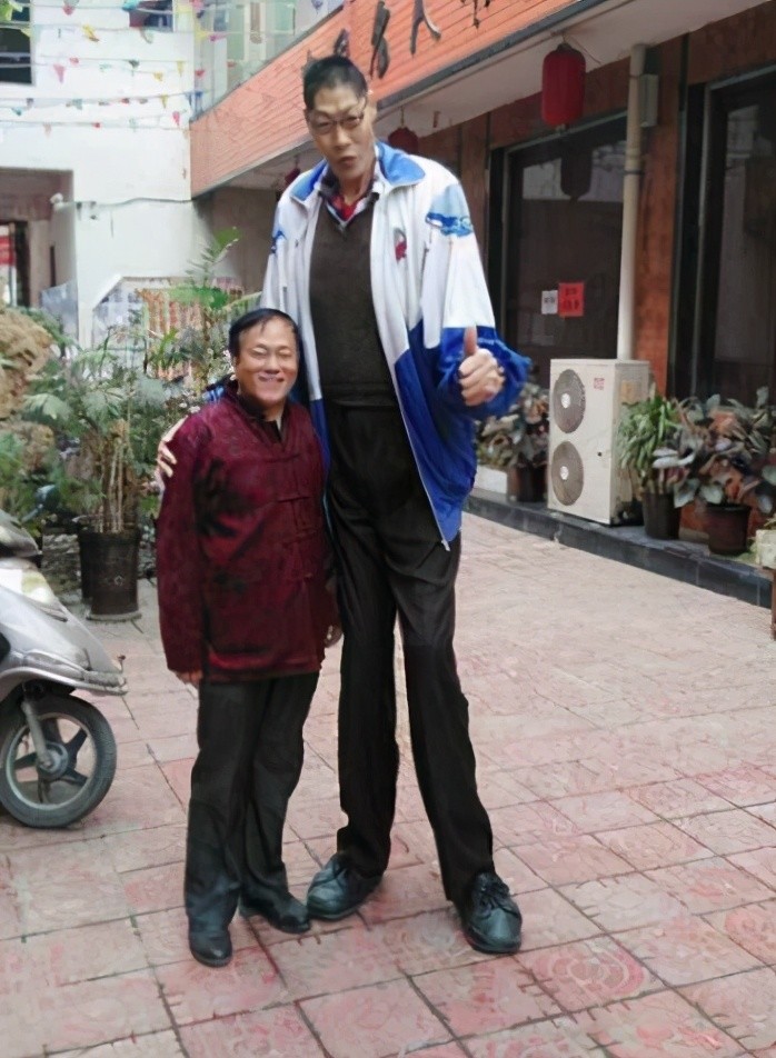 巨人张俊才:身高高达2.42米,娶妻至今都没孩子,现在怎么样了!