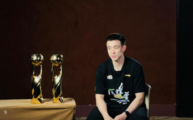 赵继伟夺冠写真曝光:两手环抱至尊鼎 fmvp奖杯,年薪600万太值了