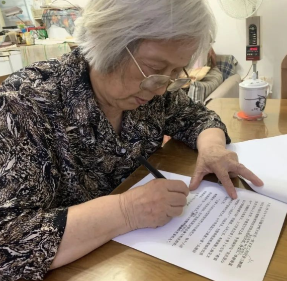 小萝卜头狱友李碧涛,85岁含泪到其坟前:这是我最后一次来看你了