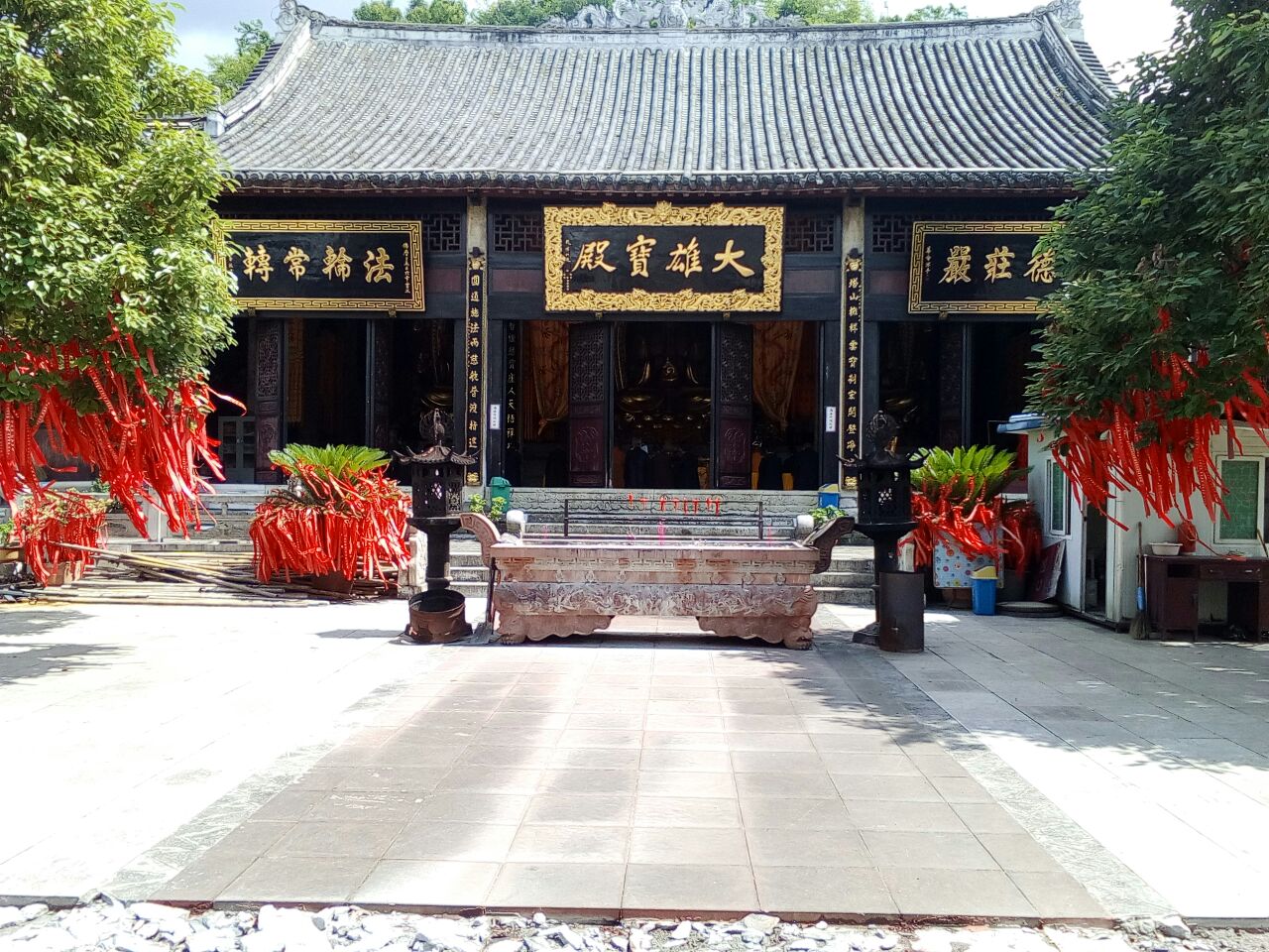 我国一座寺庙,殿堂建筑古典恢宏,佛像庄严
