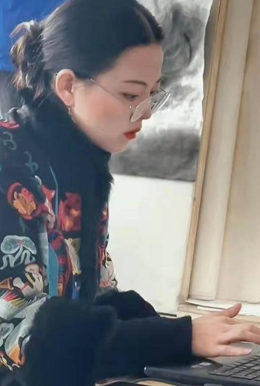 上海高校高颜值男老师走红,侧脸酷似"靳东",高学历更是亮点