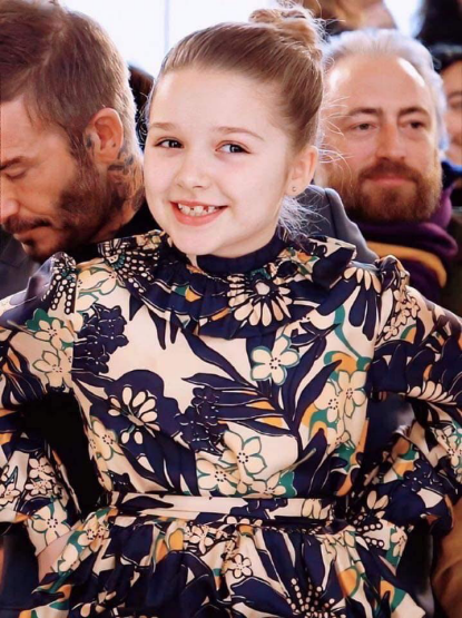 贝克汉姆家的七公主新照超美,穿毛衣看着太清纯,长发披肩变女神