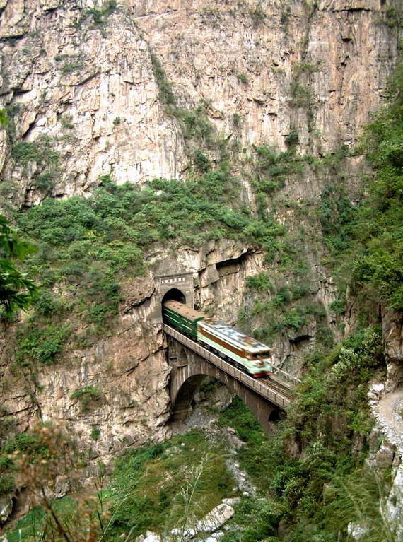 成昆铁路:是复杂山区建设铁路的高标准,也是世界筑路史上的奇迹