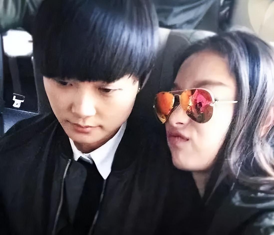 二,险些自踹柜门,与李宇春炒cp借势