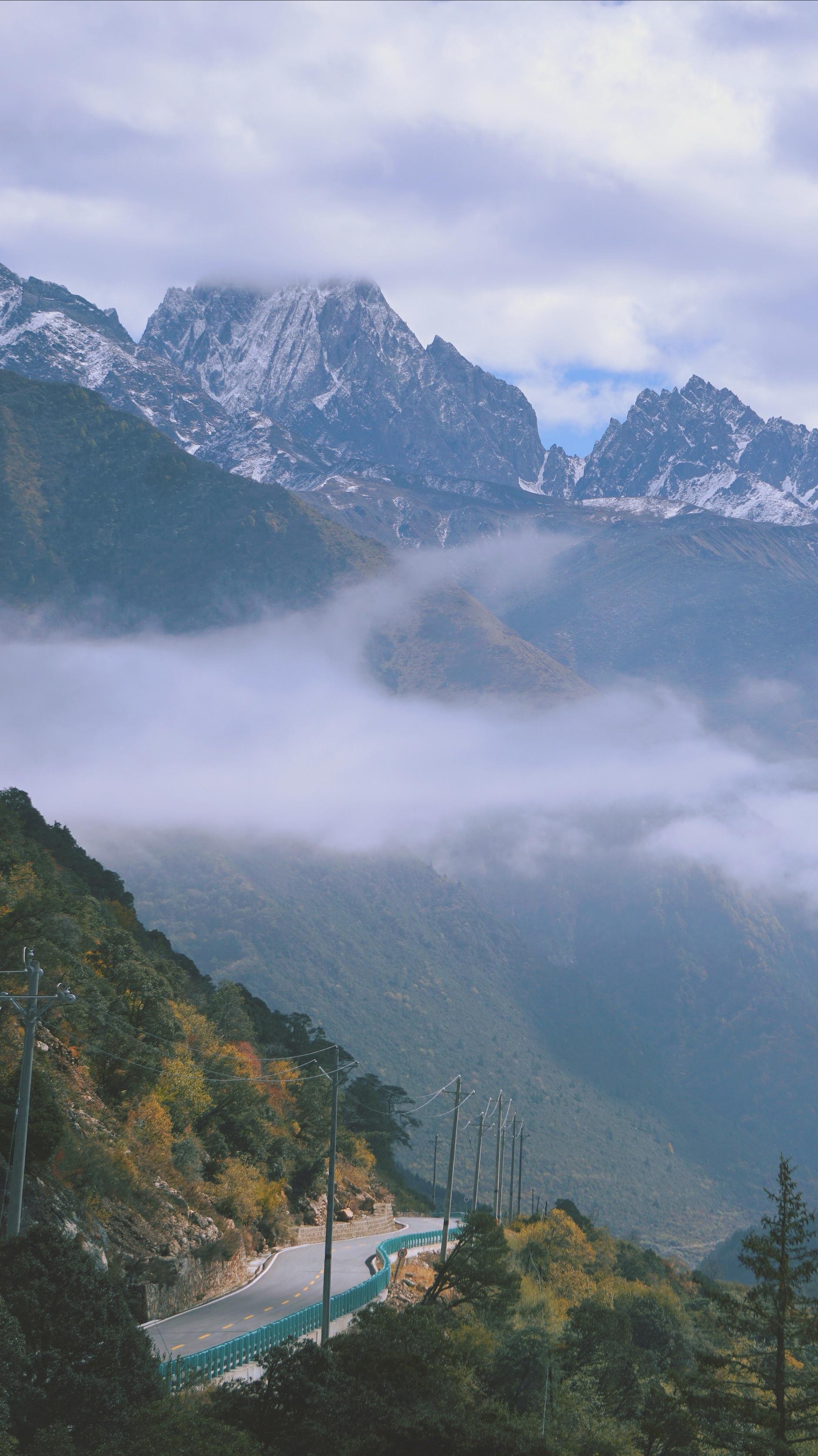 《雅拉雪山》湖光秋月两相和,潭面无风镜未磨