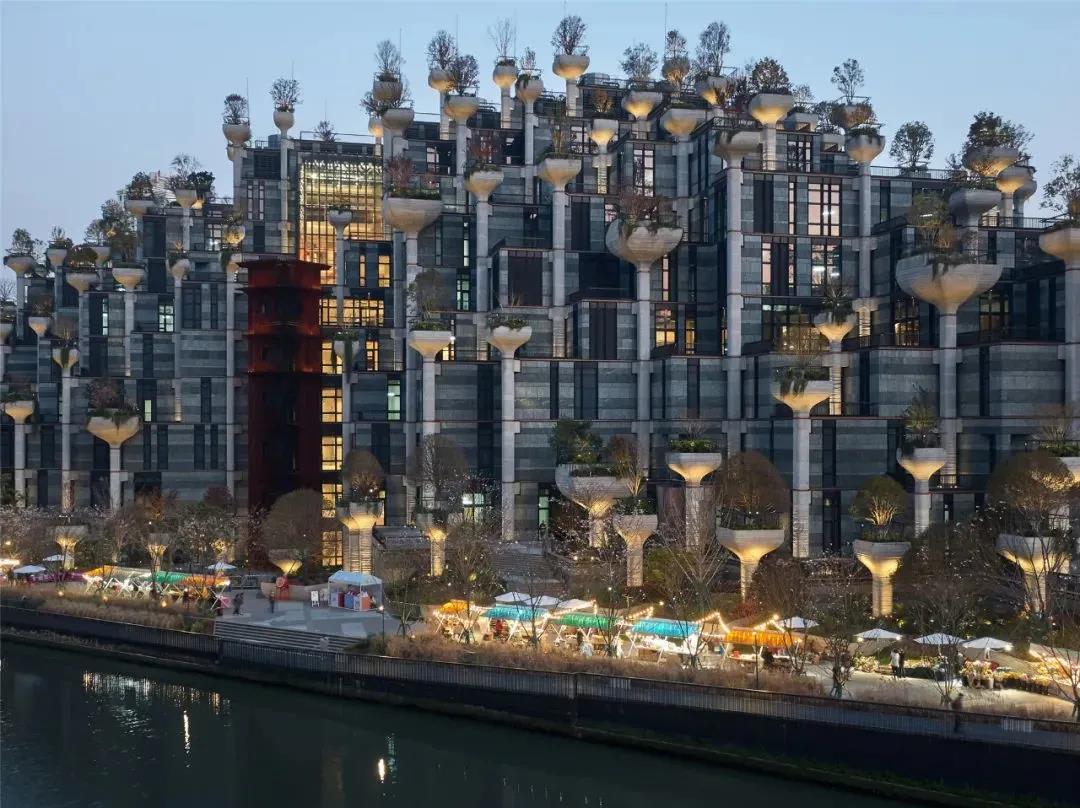 上海一奇葩建筑,有人表示像一片片林立的墓碑,在夜晚中令人生寒