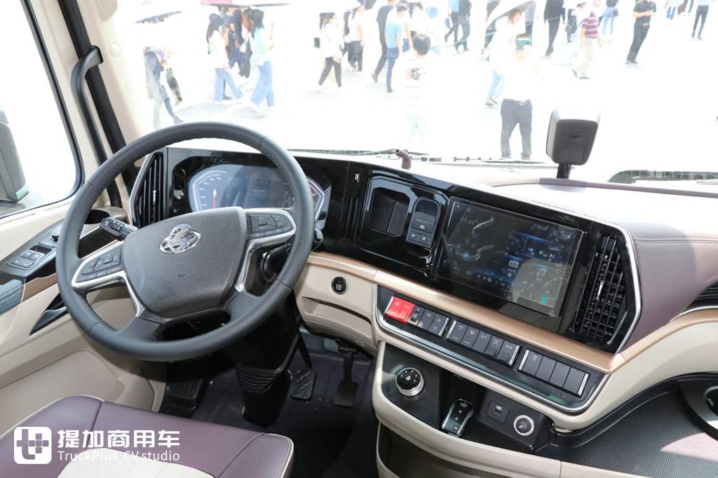 自重仅7.38吨,龙鳞外观新内饰,全新一代乘龙h5v牵引车实拍评测