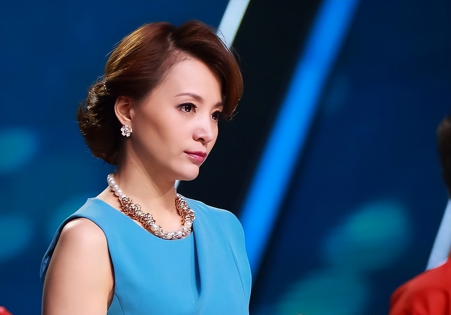 "评委韩红看不下去了:"董卿,他就骗你这种外行!