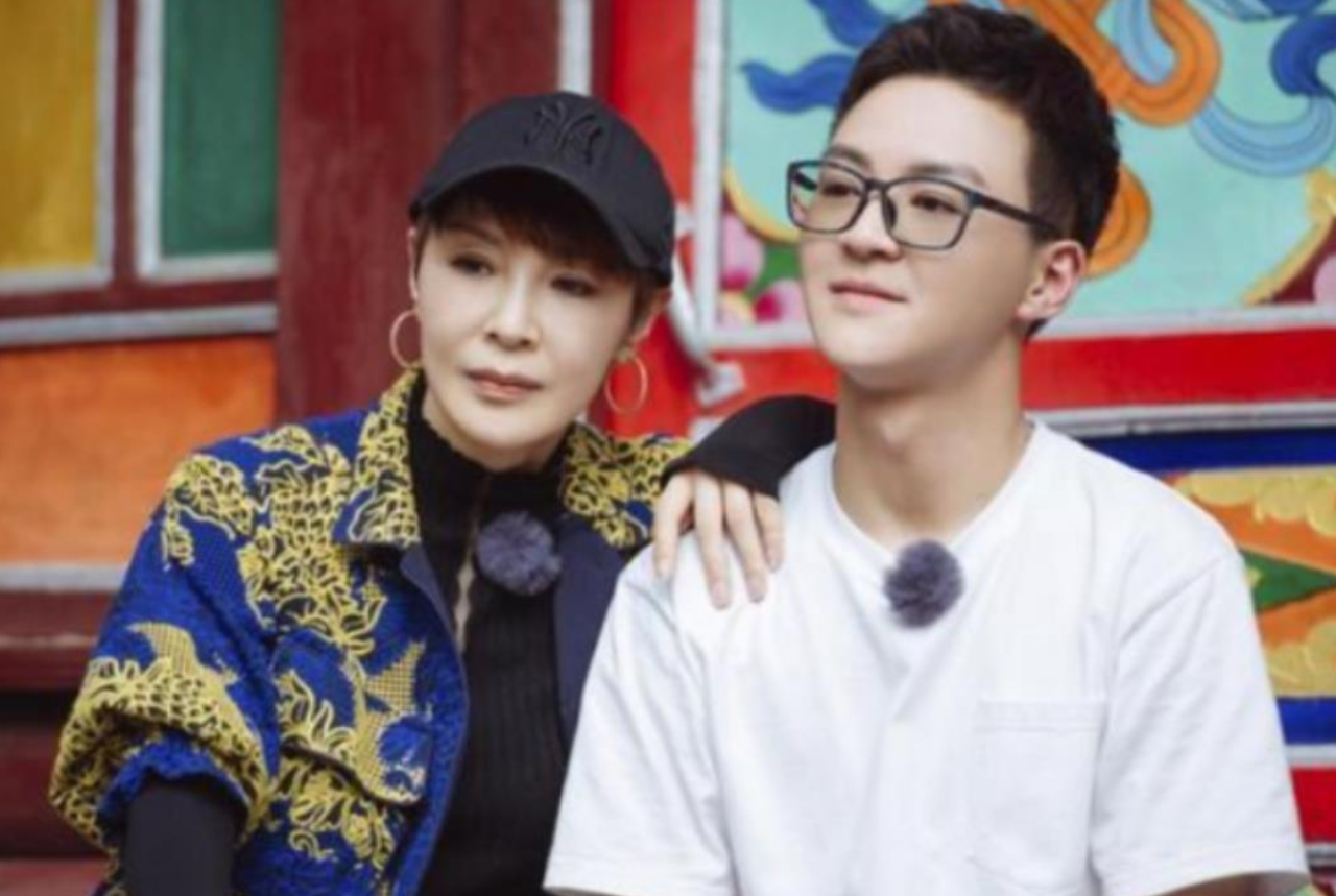 吴刚妻子和23岁儿子嘴对嘴亲吻:背后不是爱,而是隐形性侵害