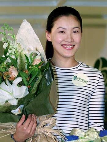 42岁伏明霞近照,与父母断绝关系,只为嫁给老头,今要第四胎