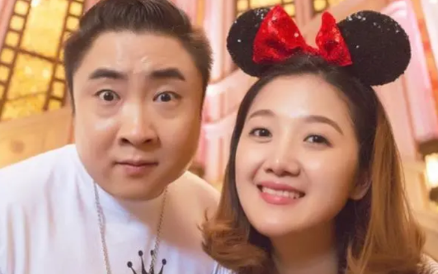 乔杉妻子莫丹晒出近照,一家四口出门游玩,笑容满面很是幸福