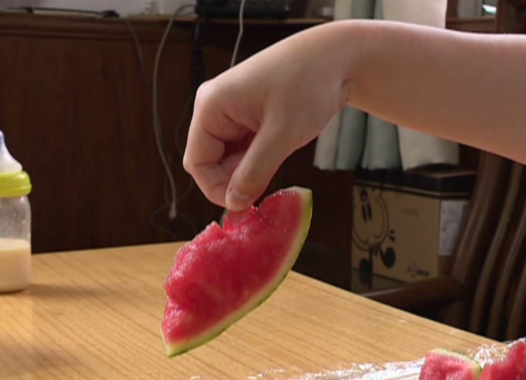 热点|懵了！西瓜一口咬下去，男子竟吃出“塑料膜”？专家：正常现象