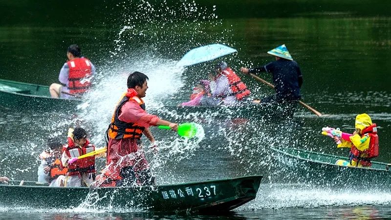 普者黑:泼水狂欢乐逍遥