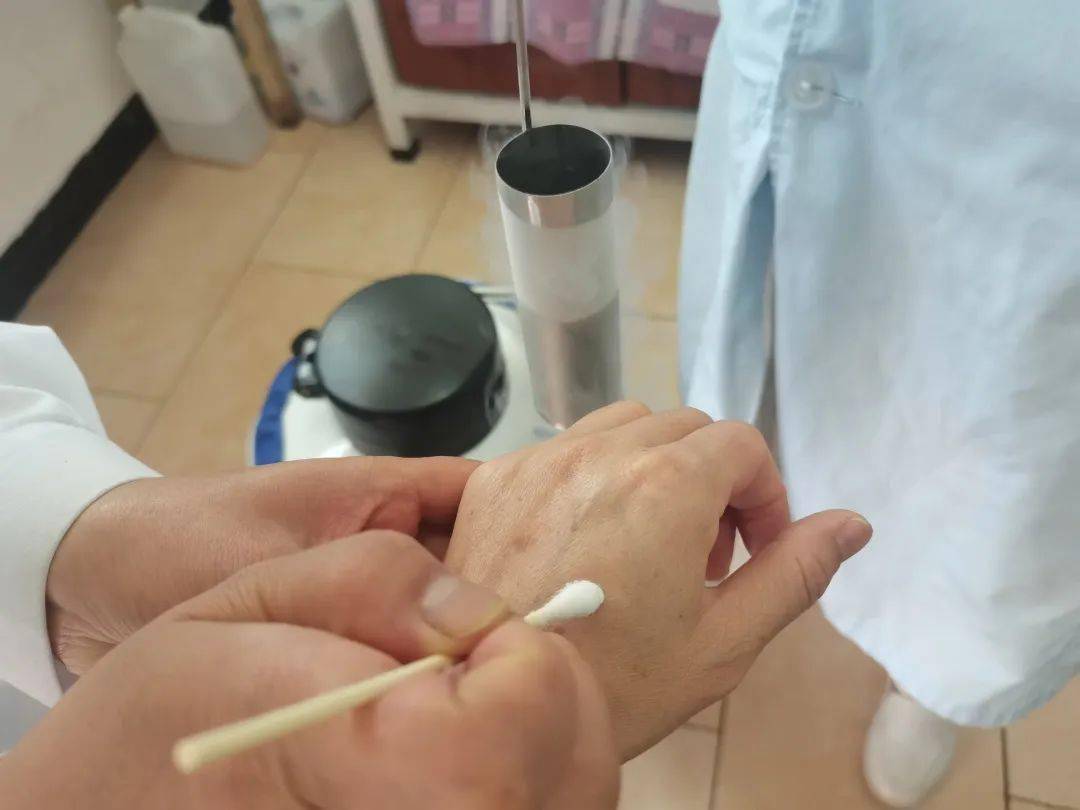 脖子上长的丝状小肉粒是什么?丝状疣和皮赘,医生教你根除方法