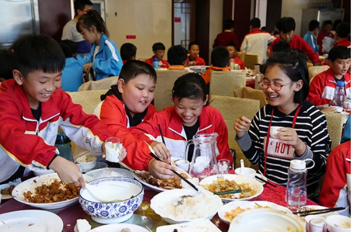 5个小学生聚餐"吃火锅",满满的兄弟情,店员:吃完谁买单?