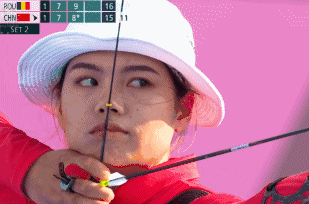 北京时间7月28日,奥运会射箭女子个人1/32淘汰赛中,中国队的龙晓清以2