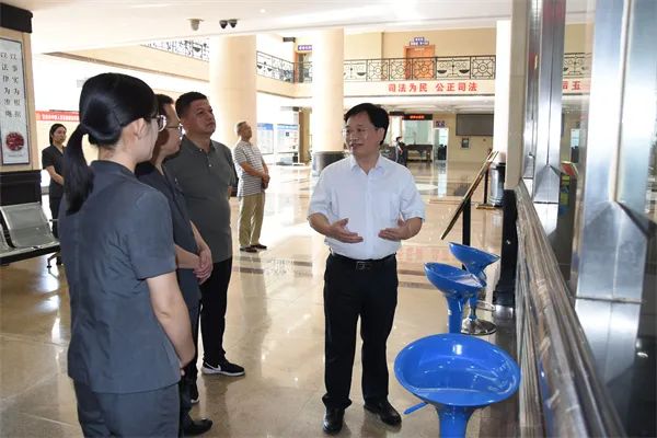 百色市人大常委会副主任石永超到市中院调研