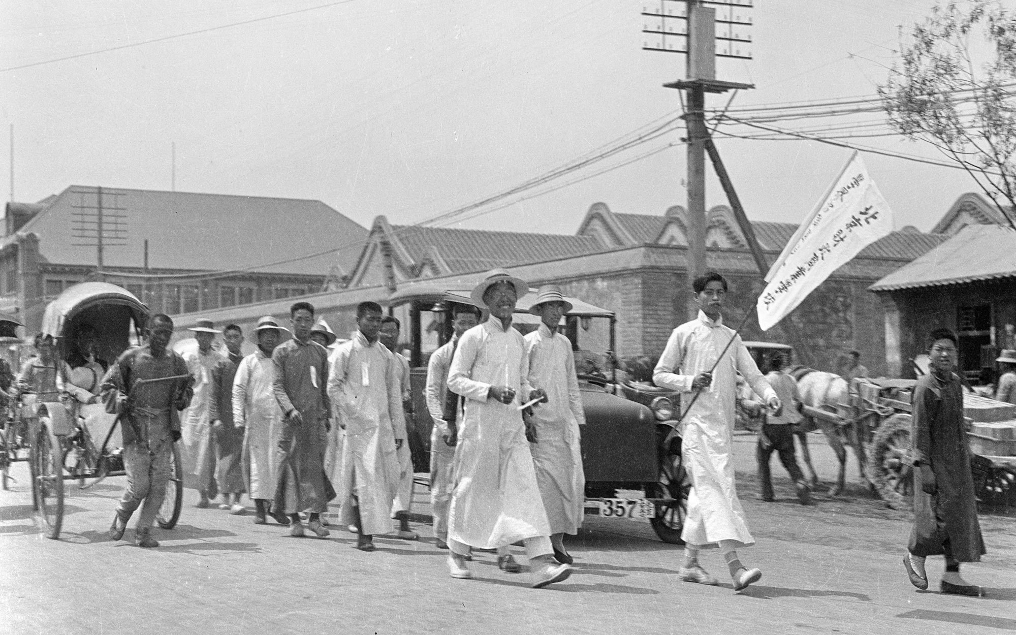 民国美女从军报国,被敌人抓到施以酷刑,3天3夜里受尽折磨