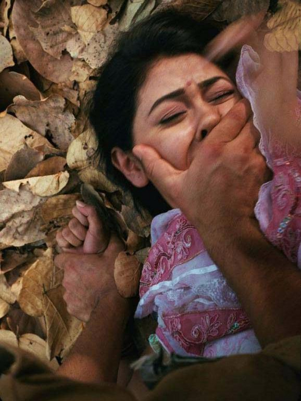 2009年,印度监狱,一狱卒打开一扇门,对着里面指了一下,一名男子露出了