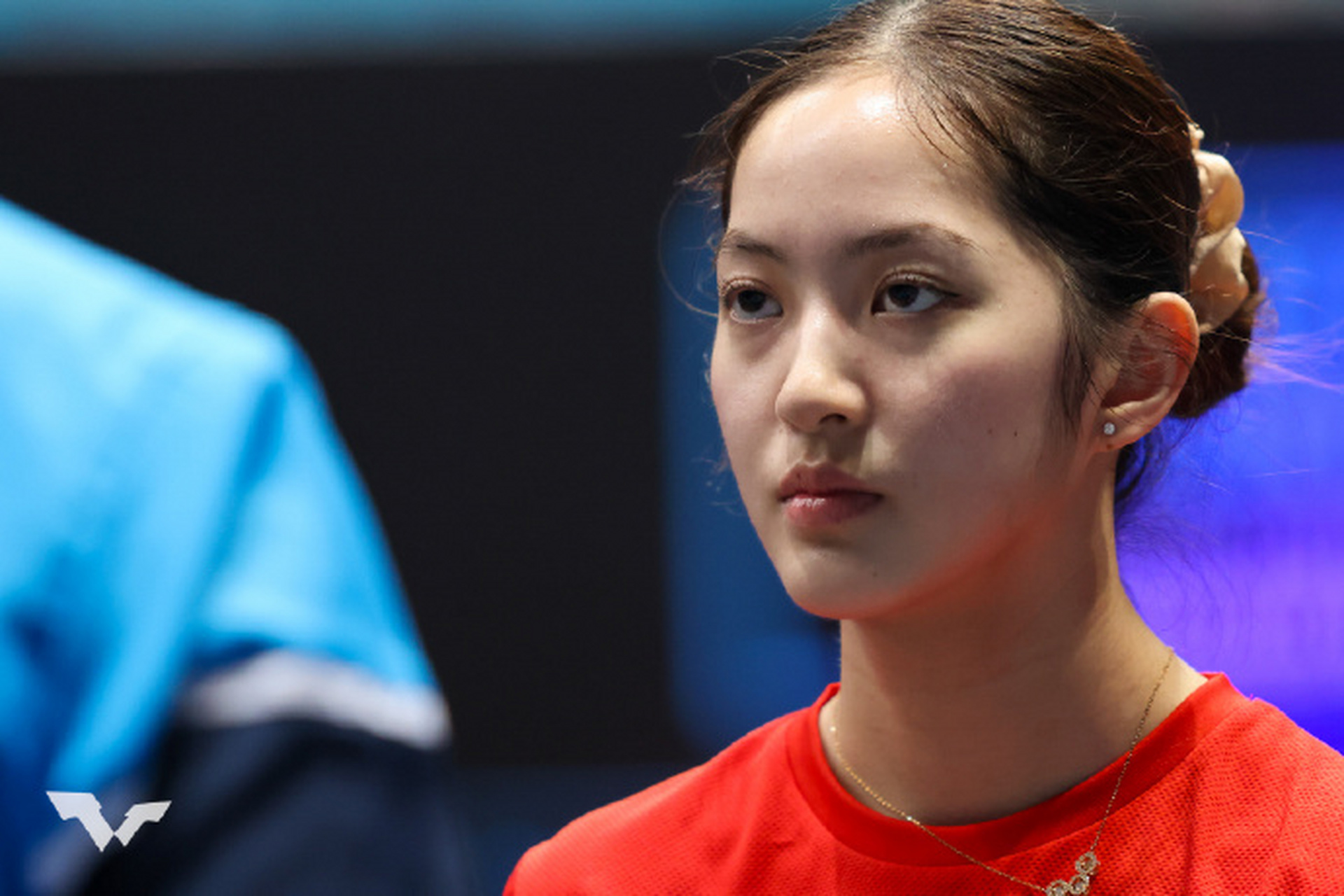 果然玩乒乓球的美女也是颜值界的扛把子,迷人的面孔总是能够吸引人的