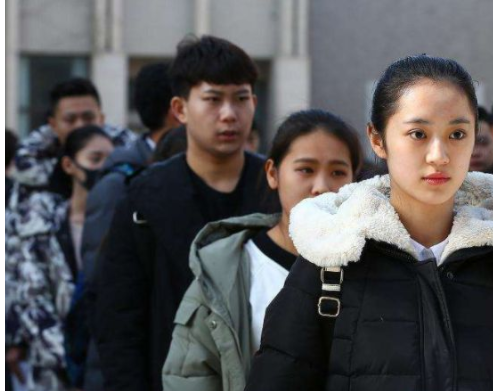 大学生上学期间,除了注重个人形象,更要注重自身的学习情况