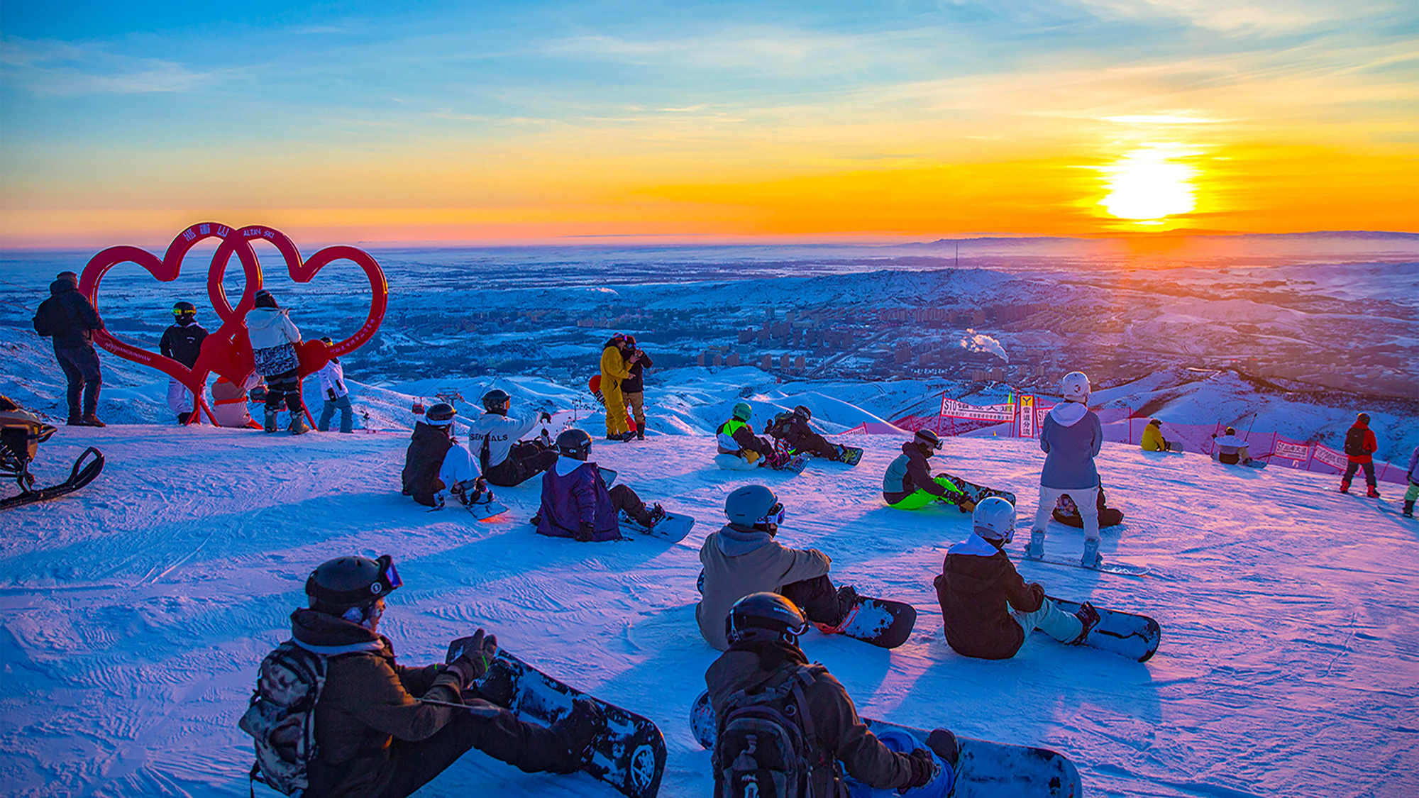 阿勒泰:超长雪季 将滑雪进行到底