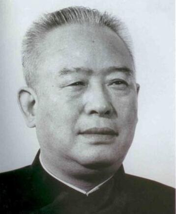 总政主任余秋里得知装甲兵司令员黄新廷要来,说:我马上下楼迎接