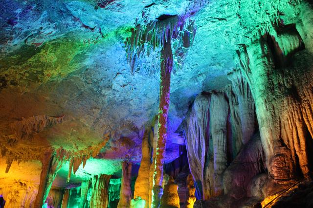 河北一溶洞景区走红,岩溶景观丰富多彩,深受游客们的喜欢
