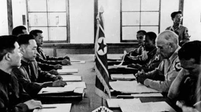 中美朝鲜开城谈判,旗帜顶到房顶,美国投降方位,挂白旗入场