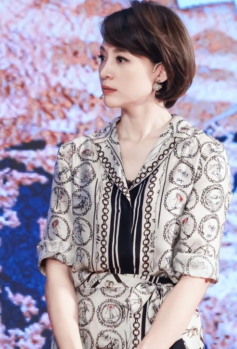 服了董卿!这么艳丽的旗袍也能驾驭,除了气质这少女身段更卓越