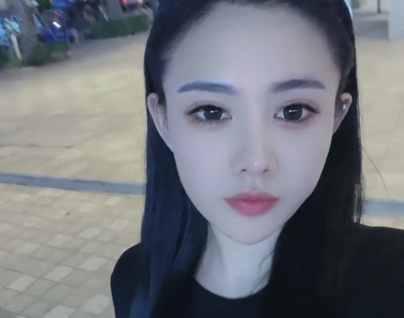 网红依晴和亲妈被卖柬埔寨!女伴精神恍惚疑似嗑药,借裤穿无自由