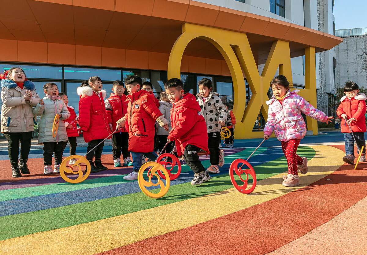 江苏省海安市七星湖幼儿园的孩子们在玩传统游戏滚铁环