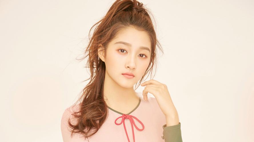 关晓彤原来还能这么甜啊!白衬衫齐刘海,女大学生的气质好嫩好美