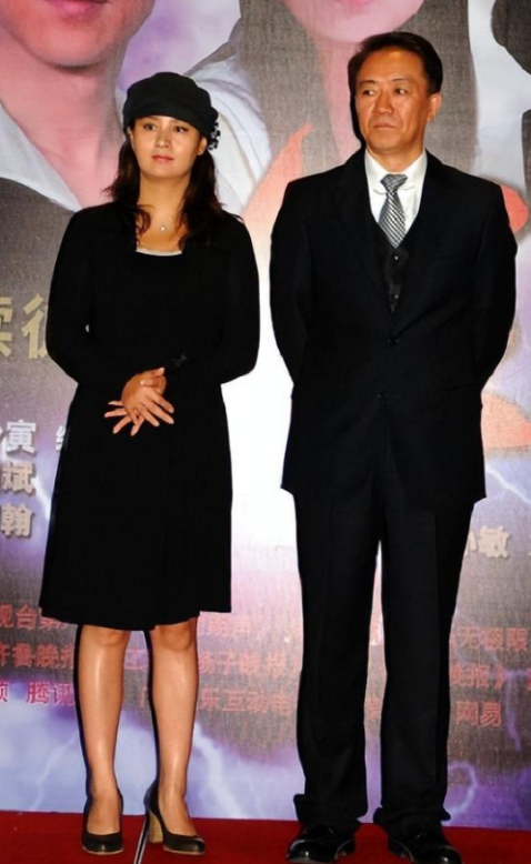 64岁李幼斌带二婚妻子出席活动,西装风度翩翩,小13岁老婆像保姆