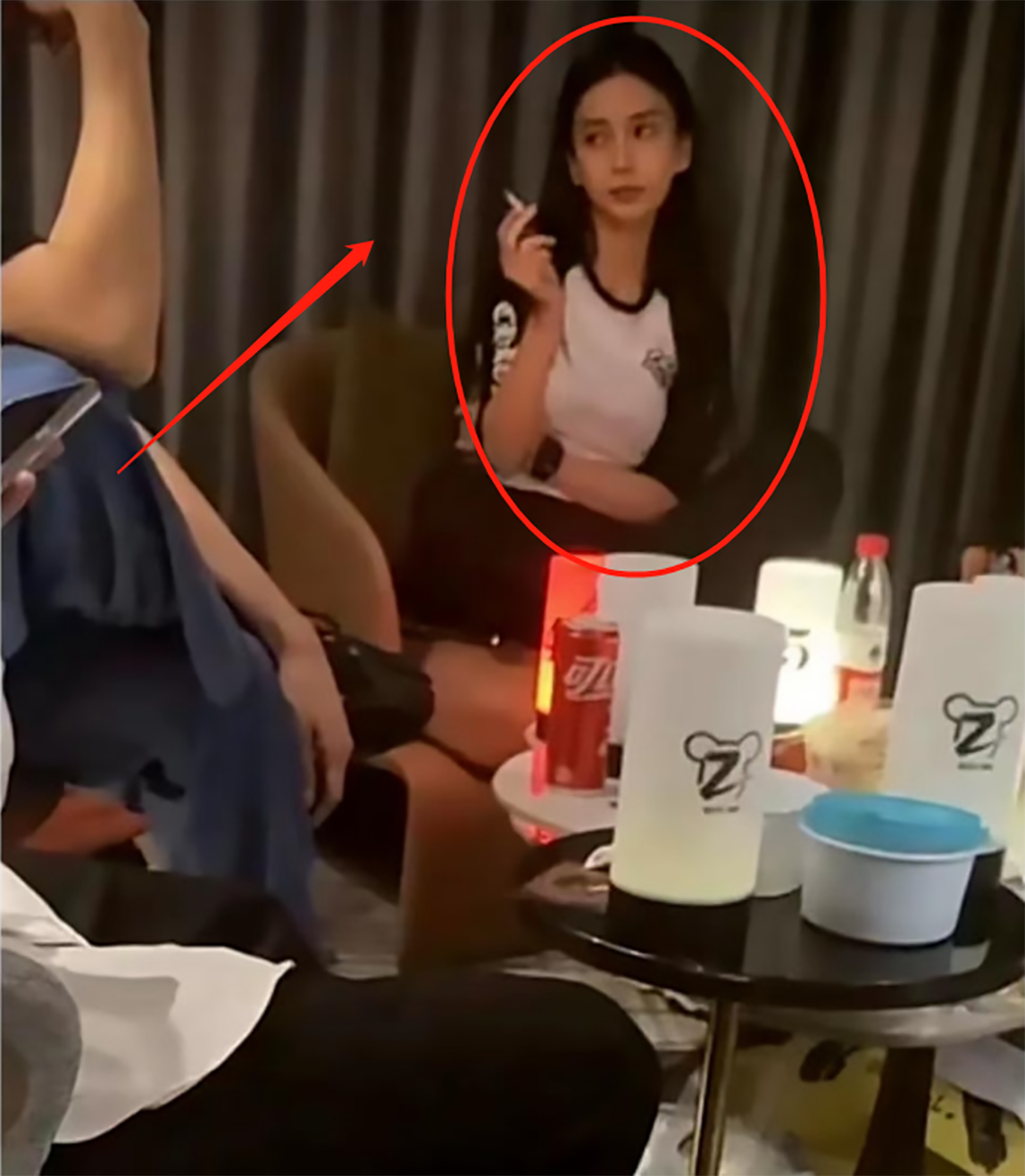 baby猛抽烟神情享受,全然不顾"女神"形象,堕落到这种地步?