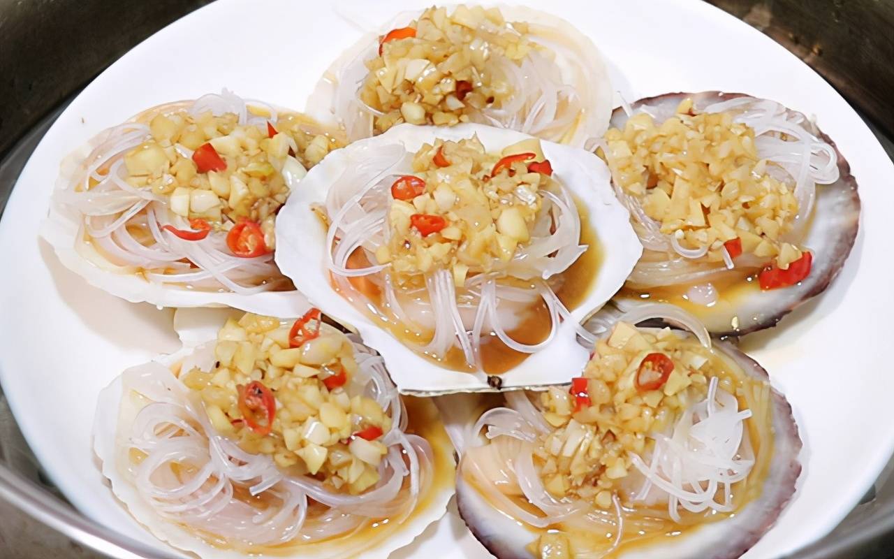 「美食菜谱」蒜蓉粉丝蒸扇贝:让你品尝到粤菜的独特风味!