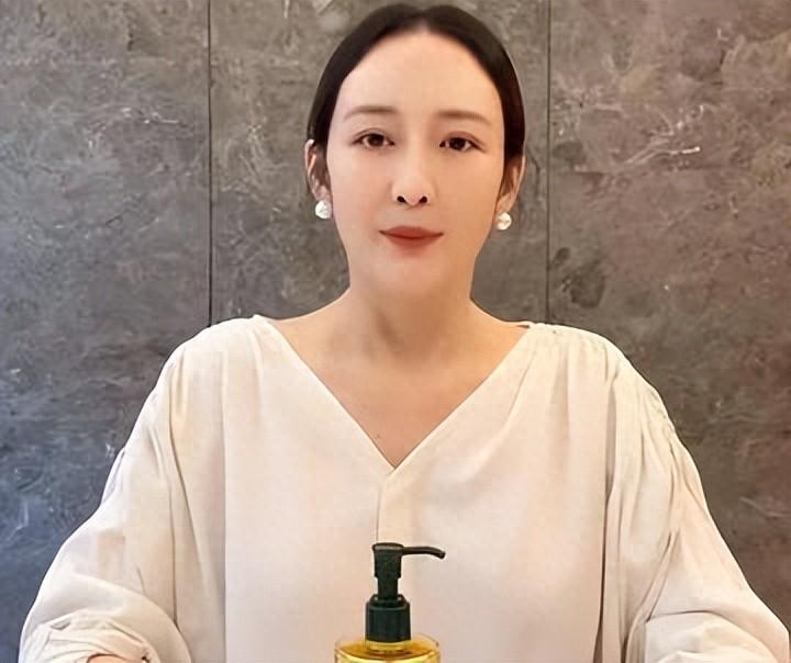 机场偶遇王鸥素颜仍不失风韵网友说两个月后小孩就要出生啦