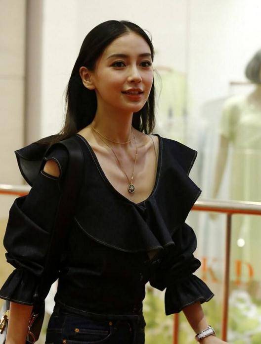 公认"排骨胸"的5位女星,第3位非常显老,第5位像行走的骨头架