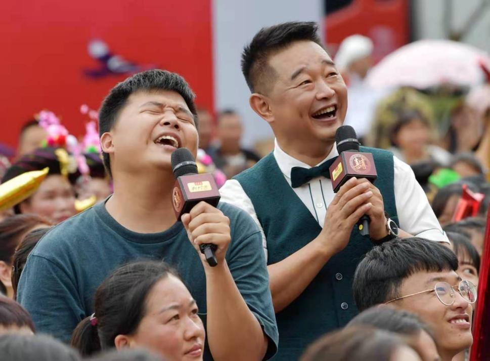 央视名嘴肖东坡:与校花前妻离婚后闪婚娶女富商,两个女儿都是宝