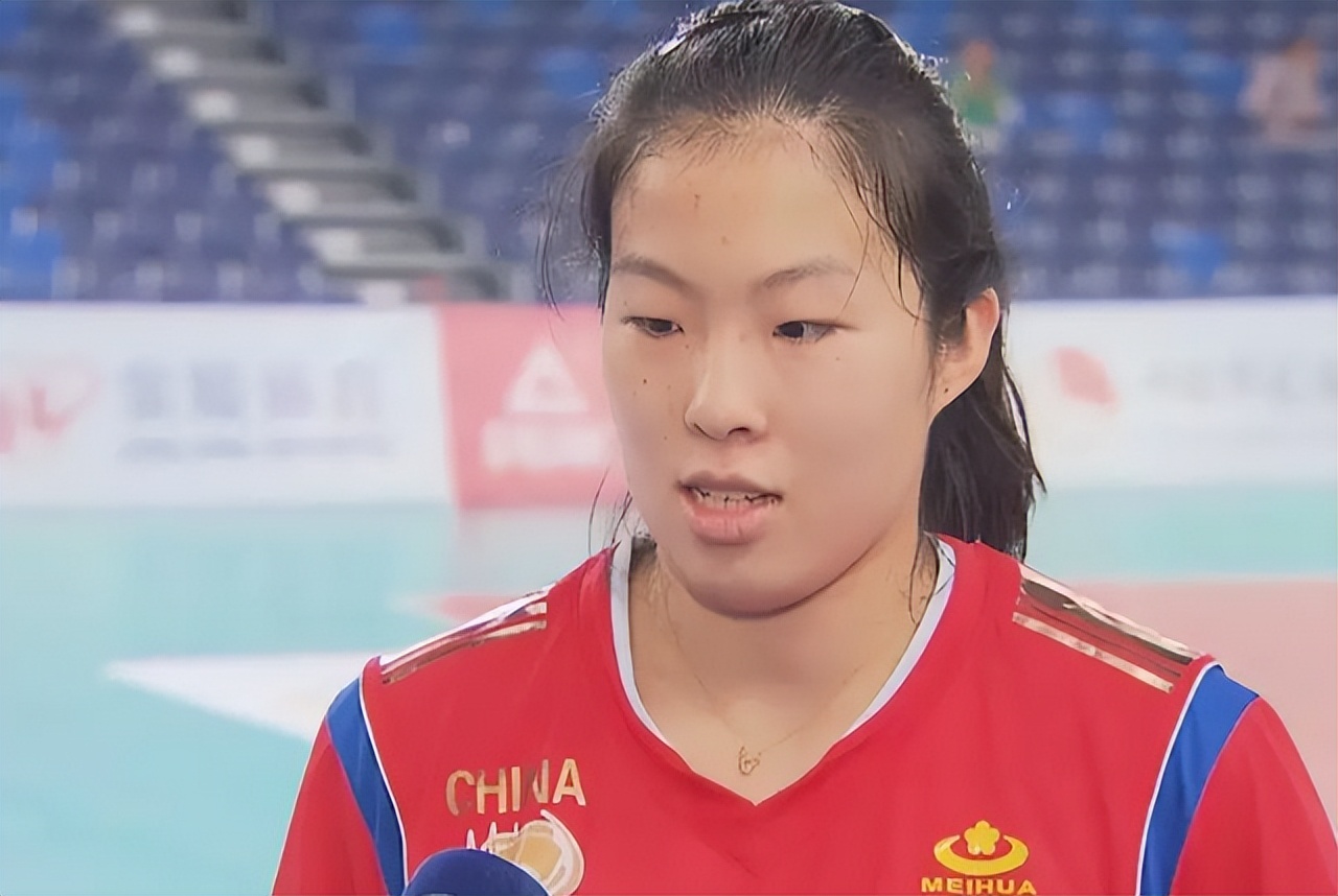 韩玥又随队了!新赛季王宝泉教练如何调配天津女排17人阵容?